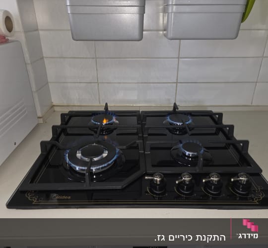 כיריים גז עם להבות פעילות במטבח